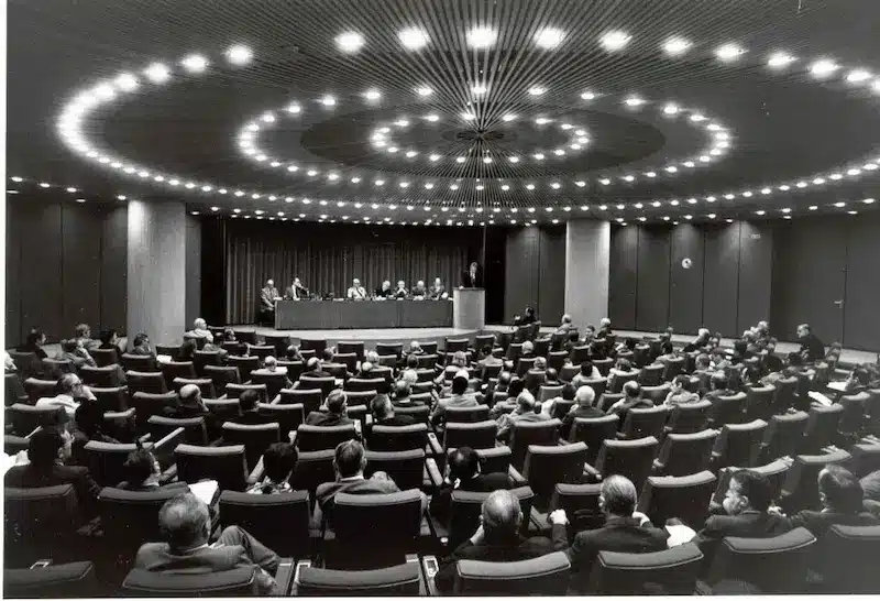 Photo historique du premier congrès international de l'épargne à Milan en 1924, style noir et blanc d'époque
