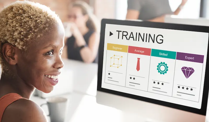 Session interactive d'éducation financière avec des participants utilisant des tablettes, style moderne et dynamique